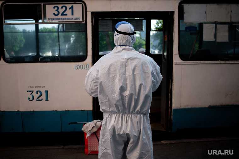 Дезинфекция общественного транспорта в Екатеринбурге во время пандемии коронавируса COVID-19