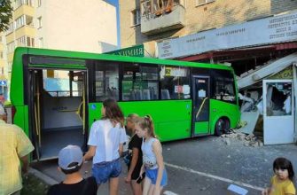 Пассажирский автобус въехал книжный магазин