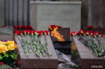 тюменские подростки устроили игры с мячом на мемориале Победы