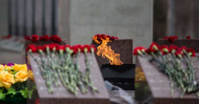 тюменские подростки устроили игры с мячом на мемориале Победы