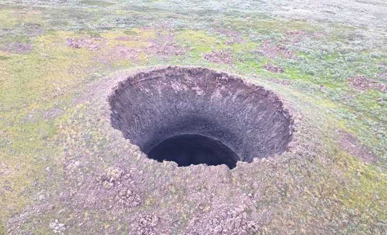 В тундре ЯНАО обнаружили гигантский кратер. ФОТО