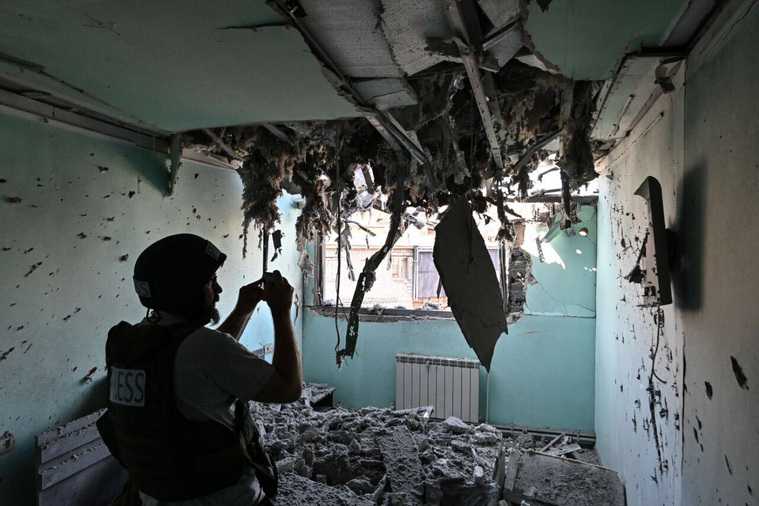 Под обстрел в столице Карабаха попали гостиница и жилые дома. Фото, видео