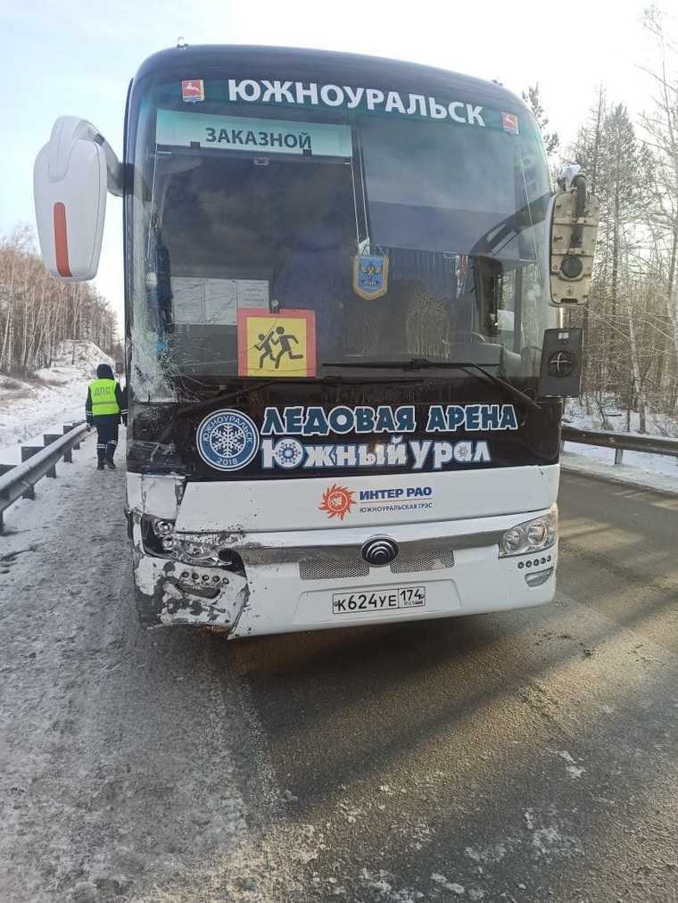 Под Челябинском легковушка врезалась в автобус с детьми. Есть погибший