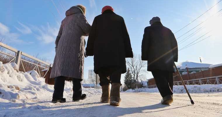 соцсети возмутились идее снизить пенсионный возраст в РФ